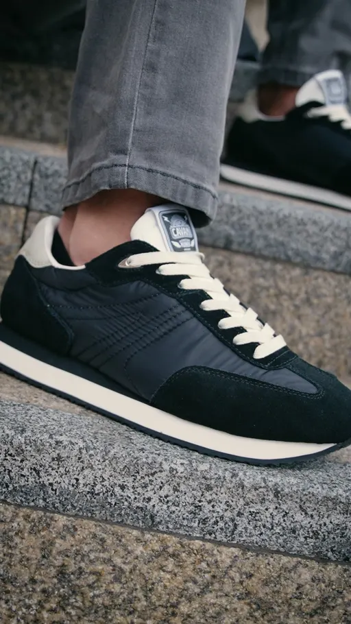 cavani.co.uk ad: International Runners in Black